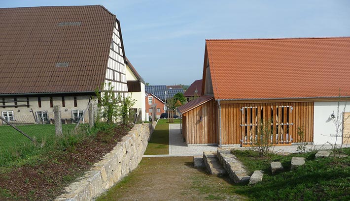 Schotterrasen und Trockenmauer mit Muschelkalk