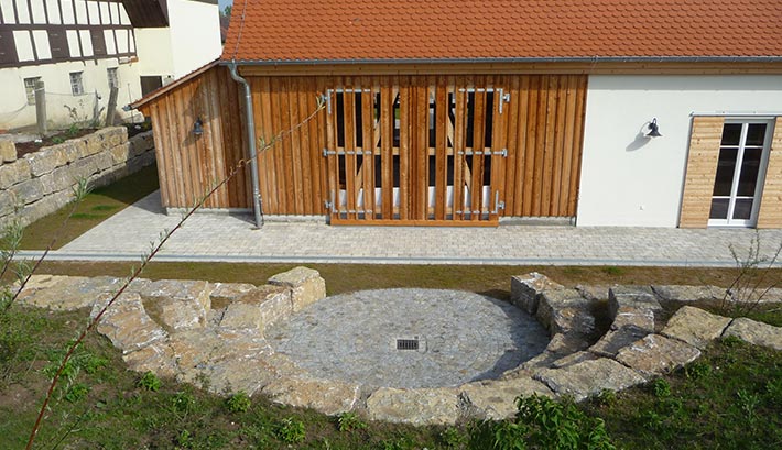 Dottenheim Dorferneuerung Sitzarena mit Muschelkalk. Schwergewichtsmauer