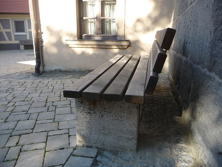 Sitzbank Werkstein Muschelkalk Eichenbohlen