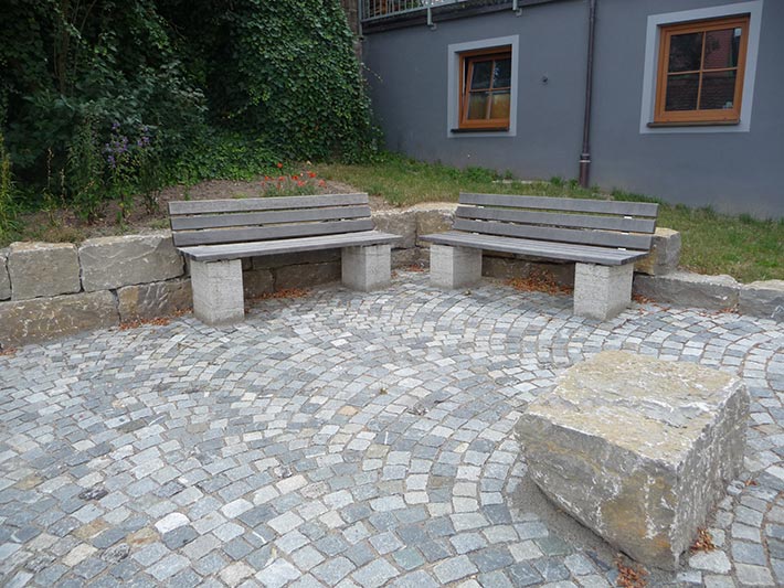 Jobstgreuth Muschelkalkmauer mit Sitzbank