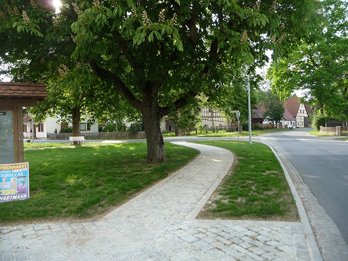Kaubenheim Dorferneuerung Gehweg mit Kastanie