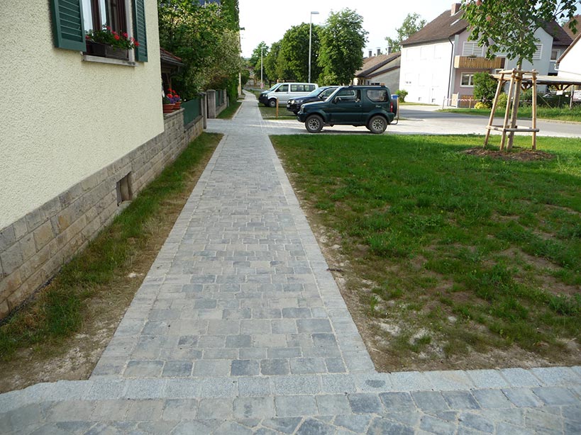 Kaubenheim Gehweg mit Rasen