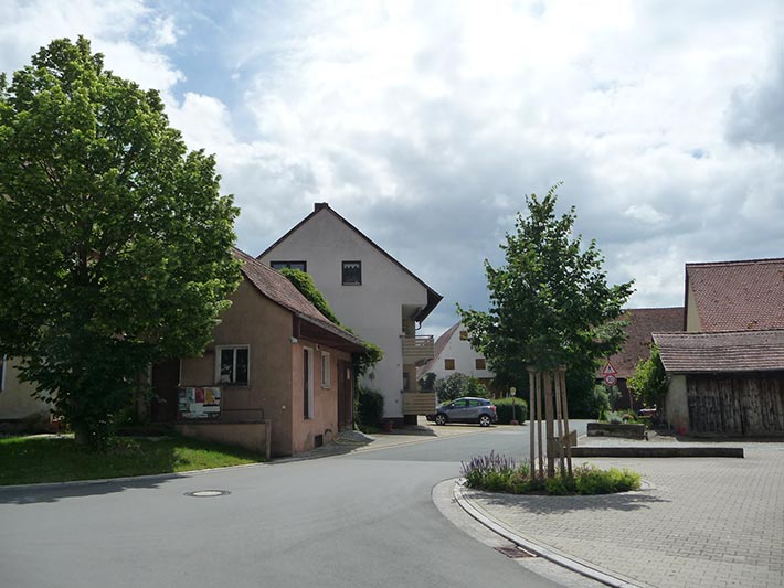 Dorferneuerung Ortsdurchfahrt mit Bauminsel