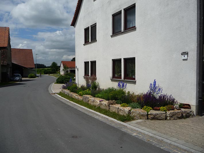Neudorf Vorgarten Strassenrand mit Traufe