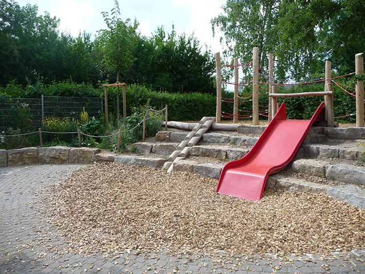 Frontal Ansicht der Rutsche der Arche Noah Schule Bad Windsheim