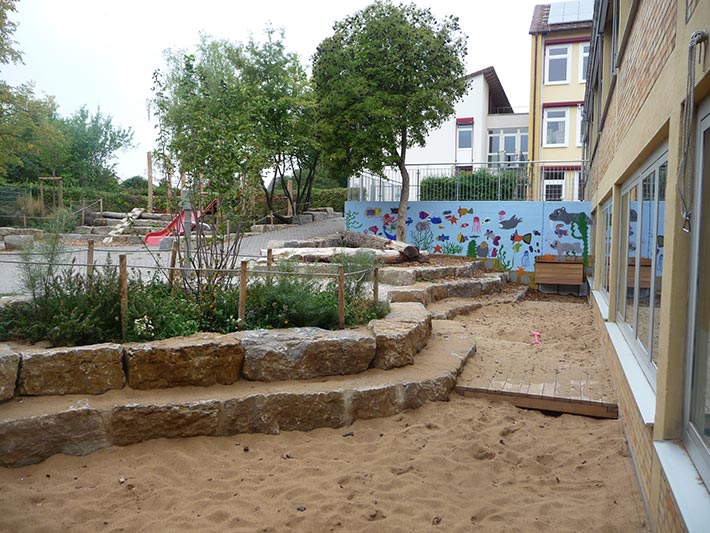 Sandspielflaeche mit Holzpodest