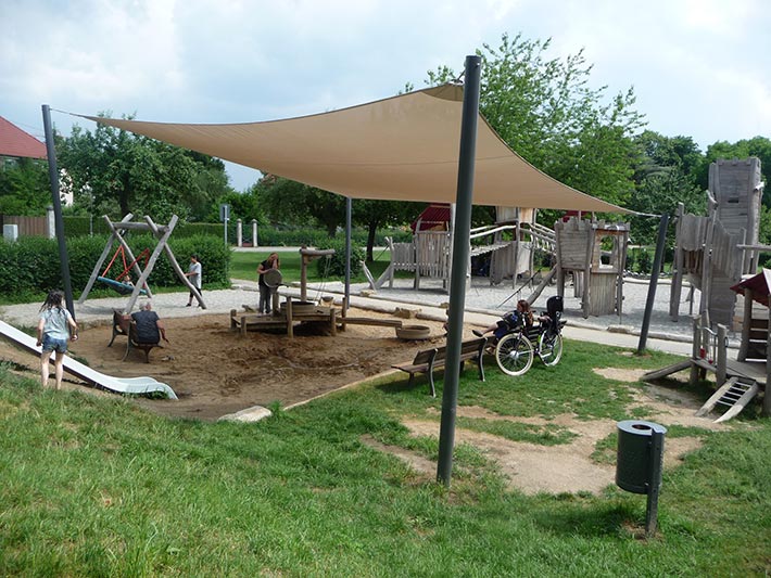 Spielplatz Hornburgweg in Rothenburg mit Sonnensegel, Sandspielbereich und Wasserspielplatz
