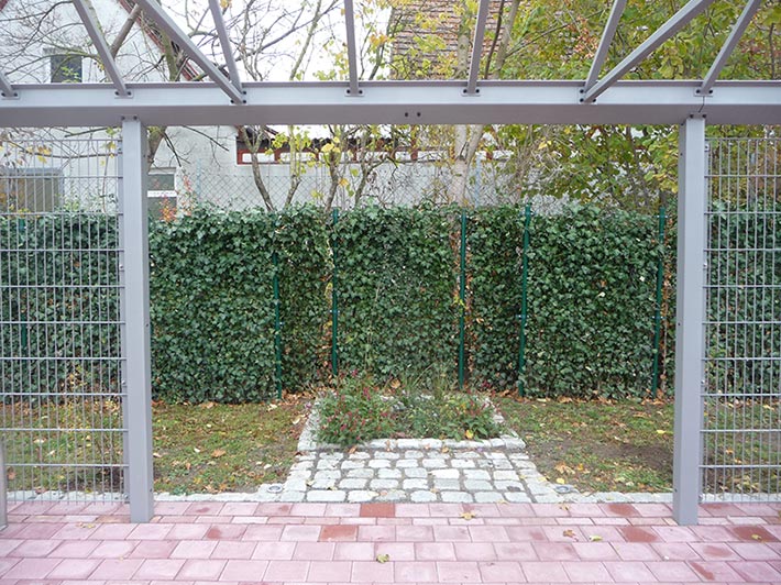 berankter Pavillon und Hecke am laufenden Meter