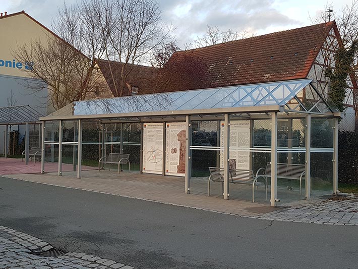 Wilhermsdorf Buswartehaus und Begegnungsstaette mit Infotafeln